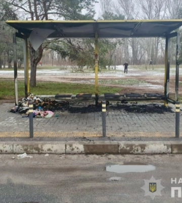 У Дніпрі поліція розслідує займання зупинки, що стала меморіалом пам’яті загиблих від ракетного удару