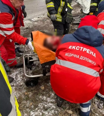 На Донеччині сталася потрійна ДТП, одного з водіїв діставали з розбитої автівки рятувальники (ФОТО)