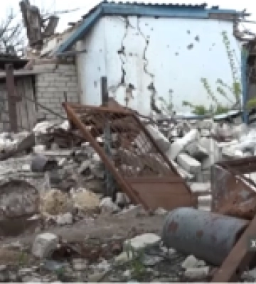 Білогірка на Херсонщини: люди в руїнах намагаються відновити життя і допомагають котам