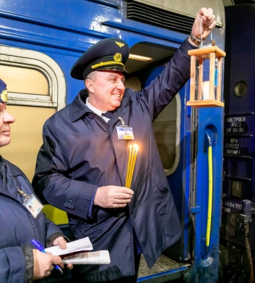 11 грудня “Укрзалізниця” доставить Вифлеємський Вогонь на 24 вокзали країни