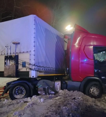У Києві у ДТП потрапила вантажівка та перекрила заїзд на АЗС