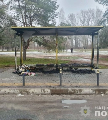 У Дніпрі поліція розслідує займання зупинки, що стала меморіалом пам’яті загиблих від ракетного удару