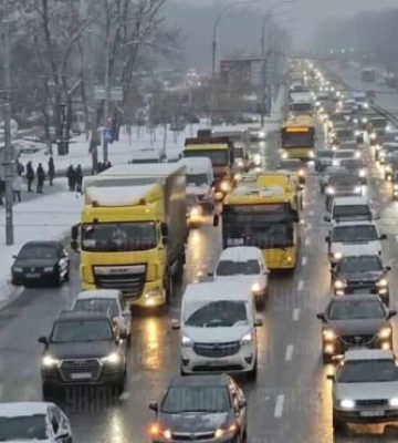 В столице транспортный коллапс: Киев парализован из-за закрытия метро и ДТП — дороги застыли в пробках