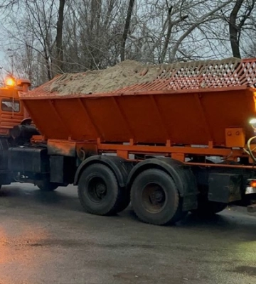 У Дніпрі техніка обробляє автошляхи: водіїв просять надавати перевагу у русі спецтранспорту