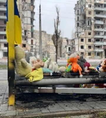 На &quot;остановку памяти&quot; в Днепре принесли больше игрушек, чем до пожара: невероятные кадры