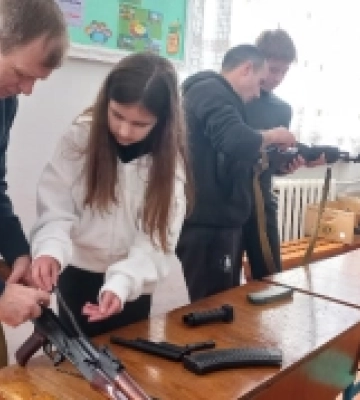 Гімназисти з Волині вчилися поводитися зі зброєю та керувати дроном