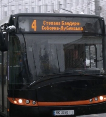 Рівняни жаліються на нові автобуси, які їздять з інтервалом у пів години