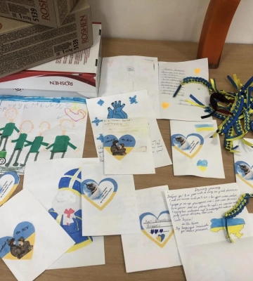 На Рівненщині юні лісівники передали  солодкі подарунки захисникам, які перебувають на лікуванні