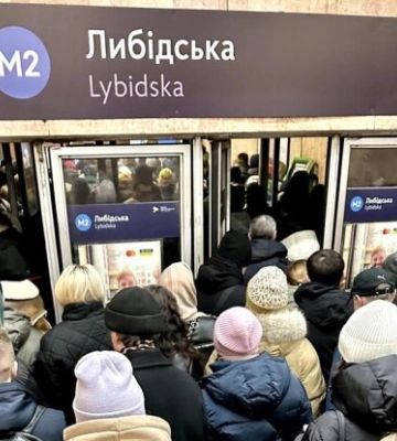 Київське метро на межі колапсу: величезні черги та підземні проблеми