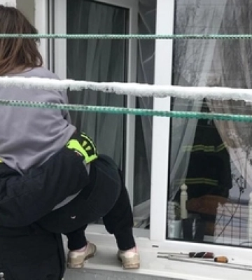 Під Луцьком трирічна дитина зачинилась у хаті – довелося «заходити» через вікно 
