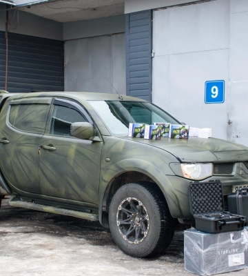 Військовим передали позашляховик та обладнання від працівників Луцької міськради