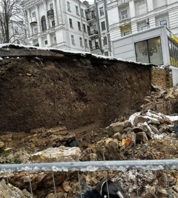 У центрі Києва внаслідок обвалу опорної стіни загинув чоловік