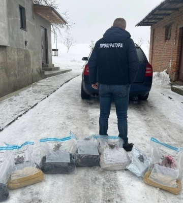На Сарненщині під час обшуків вилучили понад 100 кілограмів незаконно видобутого бурштину