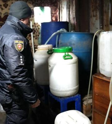У Рівному  чоловік організував підпільний цех з виготовлення сурогатного алкоголю