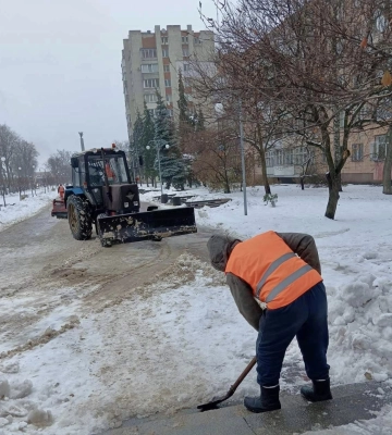 Черкаські комунальники продовжують прибирати алеї, площі й зупинки від снігу та ожеледі