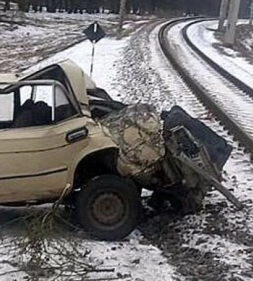 «Заглох двигун на коліях»: на Полтавщині потяг врізався у легковик