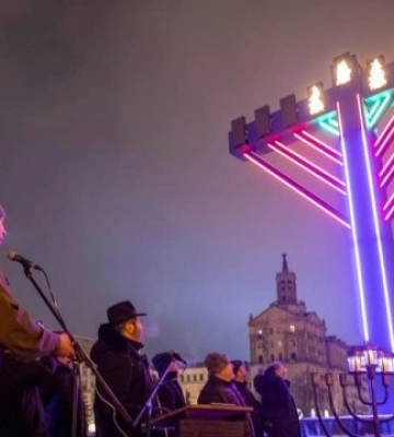 У центрі Києва запалили свічки на ханукальній менорі