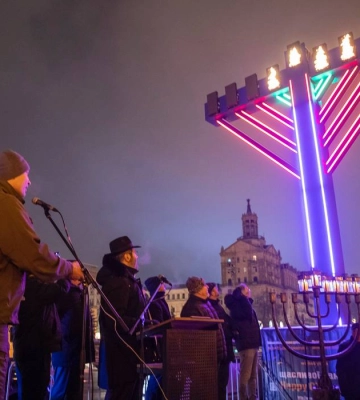 У центрі Києва запалили свічки на ханукальній менорі