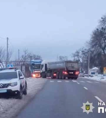 На автодорозі Полтавщини рятувальники визволили вантажівку, що застрягла