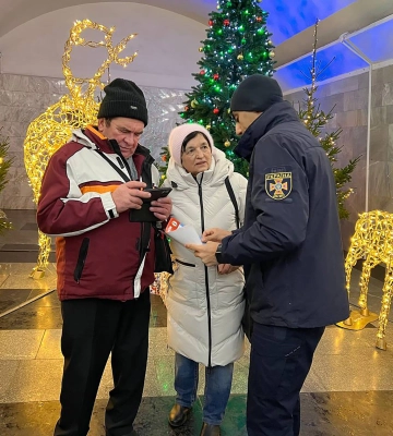 “Ялинки, на жаль, дуже добре горять”: рятувальники спускалися в метро Харкова