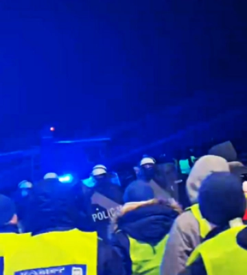 У Польщі поліція взялася за перевізників, які знову заблокували волинський пункт пропуску. Відео