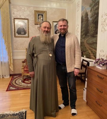 Скандального Пашу «Мерседеса» прийшов відвідати священник ПЦУ з Волині і приніс йому презент: соцмережі обурені