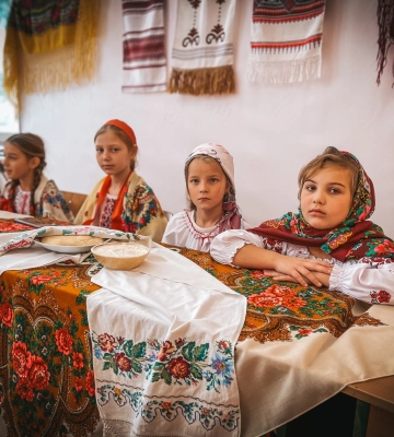 Рівнянки демонструють свої хустки (ФОТО)