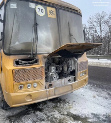 Поблизу Рівного на дорозі загорівся шкільний автобус