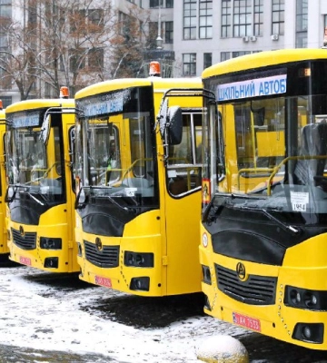 11 шкільних автобусів передали громадам Харківщини 