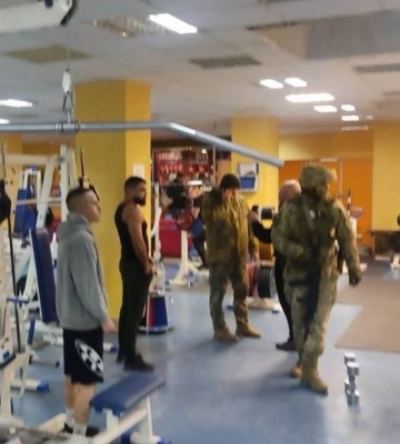 Повестки раздают уже и в спортзалах Днепра