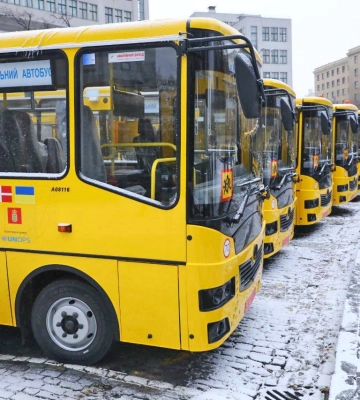 11 громад Харківської області отримали нові шкільні автобуси