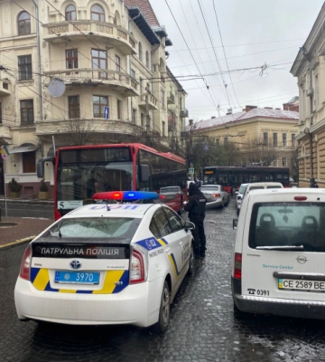 У Чернівцях на Університетській автобус зіткнувся з легковиком. Рух ускладнено