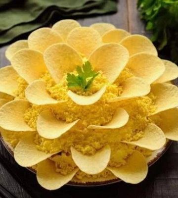 Эффектный салат на Новый год, который сметут со стола: рецепт с копченой курицей и кукурузой