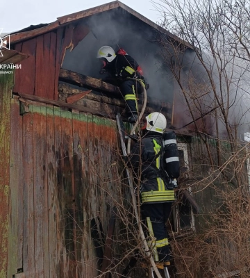 На Львівщині майже згорів дерев&#039;яний будинок, - ФОТО