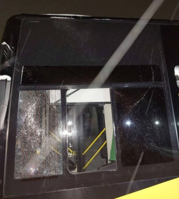 На Кіровоградщині вандали розбили скло в новому автобусі