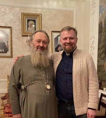 Скандального Пашу «Мерседеса» прийшов відвідати священник ПЦУ з Волині і приніс йому презент: соцмережі обурені