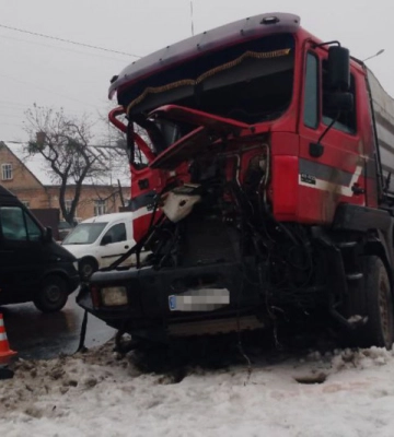 На Дубнівській у Луцьку зіштовхнулися дві вантажівки. Одна із них в&#039;їхала у двір