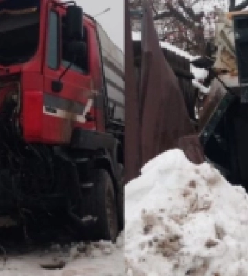 У Луцьку зіштовхнулися вантажівки: одна вʼїхала на приватне подвірʼя