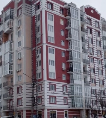 У Гостомелі відновлюють ще одну пошкоджену багатоповерхівку