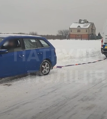 У Сумах патрульні допомогли водію, автомобіль якого потрапив у снігову пастку (відео)