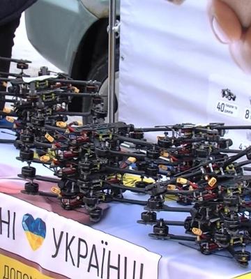 У Рівному волонтери придбали для військових сотню ударних FPV-дронів (ВІДЕО)