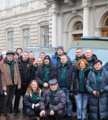 Львівська ОВА з міжнародними партнерами передали медикам евакуаційне авто та чотири «швидкі»