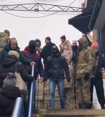 З автоматами у цивільному та масках: як ТЦК кошмарили ринок у Чернівцях – 90-ті нервово курять осторонь. Відео