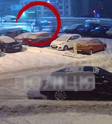У Києві на Троєщині Mazda на швидкості влетіла в МАФ: момент ДТП потрапив на відео