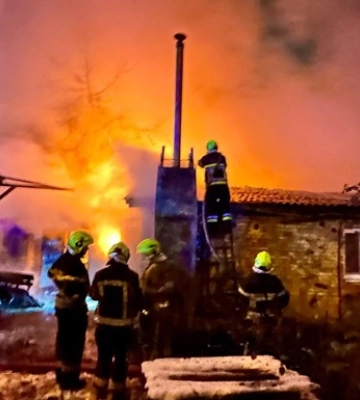 Після ракетної атаки рятувальники евакуювали людей з палаючого будинку