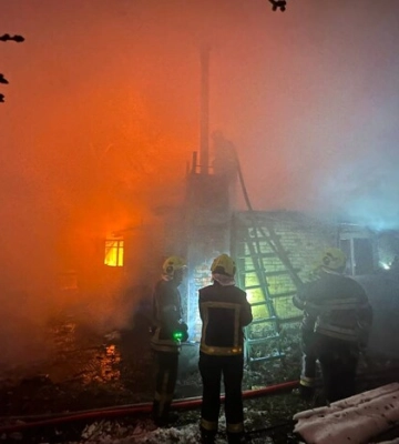 Після ракетної атаки рятувальники евакуювали людей з палаючого будинку