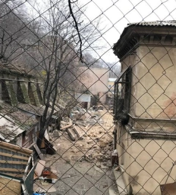 В центрі Одеси демонтують будинок, пошкоджений внаслідок російської атаки
