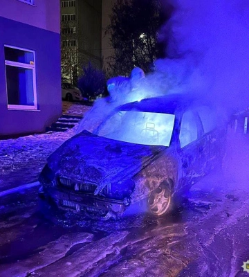 У Рівному вночі згорів легковик