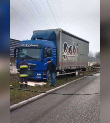 В Днепре грузовик влетел в опору контактной сети