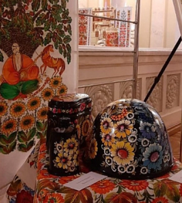 «Петриківський розпис – кольори життя»: у Києві проходить виставка майстрів з Дніпропетровщини